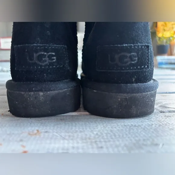 Ugg | kids | class mini boot | plush lining  | black | branded | suede | 5