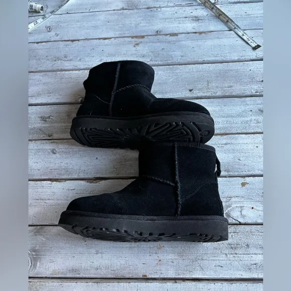 Ugg | kids | class mini boot | plush lining  | black | branded | suede | 5