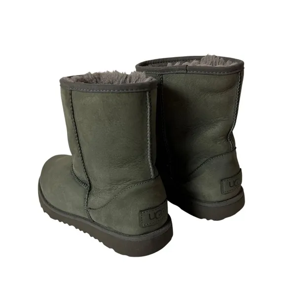 Ugg Kids Classic II Short Waterproof Boots Sheepskin Shearling Lined Size 4