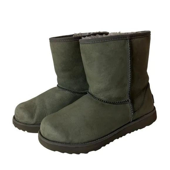 Ugg Kids Classic II Short Waterproof Boots Sheepskin Shearling Lined Size 4