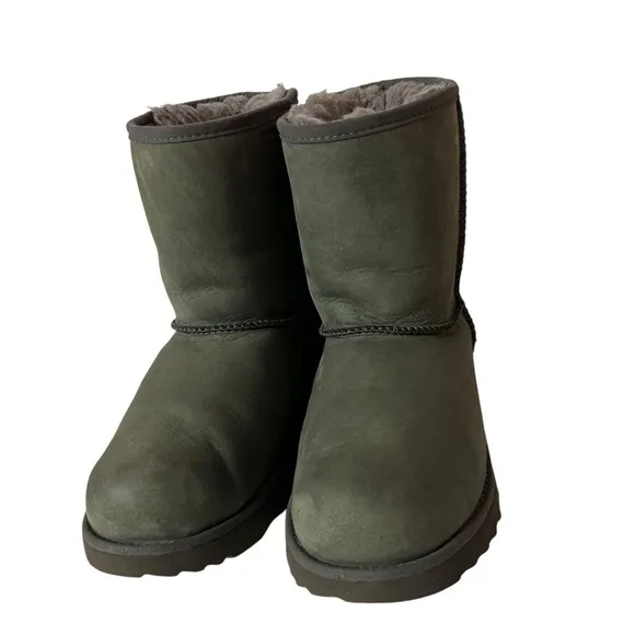 Ugg Kids Classic II Short Waterproof Boots Sheepskin Shearling Lined Size 4