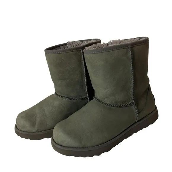 Ugg Kids Classic II Short Waterproof Boots Sheepskin Shearling Lined Size 4