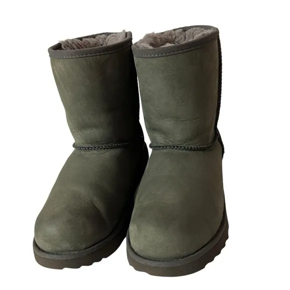 Ugg Kids Classic II Short Waterproof Boots Sheepskin Shearling Lined Size 4