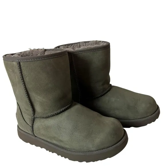 Ugg Kids Classic II Short Waterproof Boots Sheepskin Shearling Lined Size 4