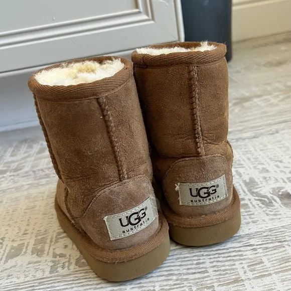 UGG Kids Classic Short Shearling Fur Boot Chestnut Brown Sz 7 toddler