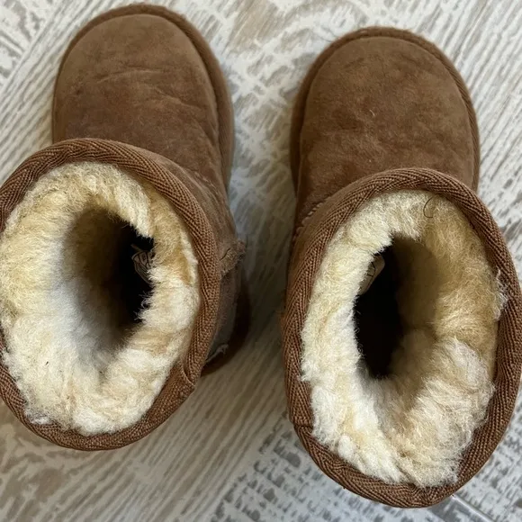 UGG Kids Classic Short Shearling Fur Boot Chestnut Brown Sz 7 toddler