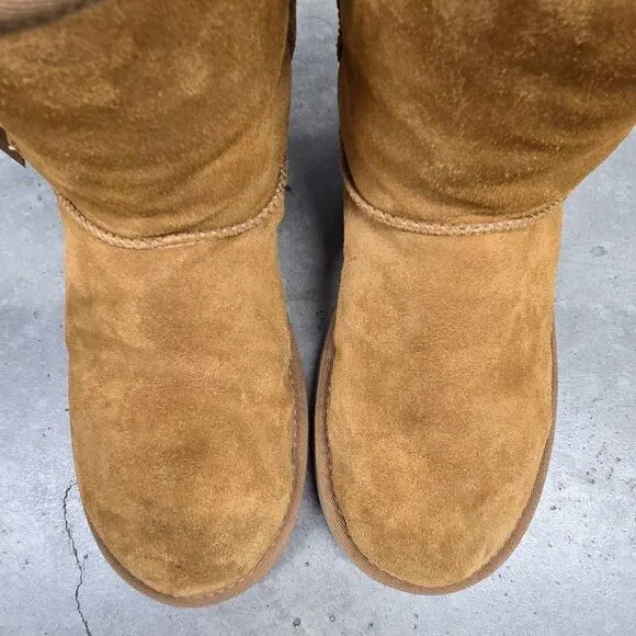 UGG Koolaburra Suede and Shearling Short Boots w/ Bows in Chestnut. Size 8