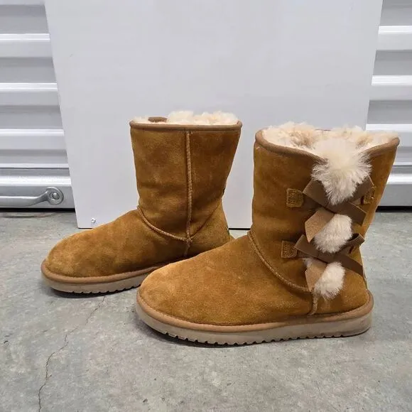 UGG Koolaburra Suede and Shearling Short Boots w/ Bows in Chestnut. Size 8