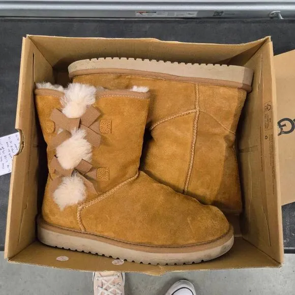 UGG Koolaburra Suede and Shearling Short Boots w/ Bows in Chestnut. Size 8