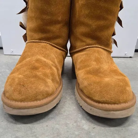 UGG Koolaburra Suede and Shearling Short Boots w/ Bows in Chestnut. Size 8