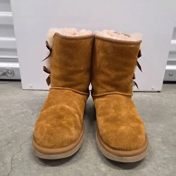 UGG Koolaburra Suede and Shearling Short Boots w/ Bows in Chestnut. Size 8