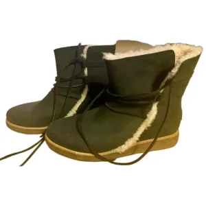 UGG leather and shearling ankle boots size 9. New