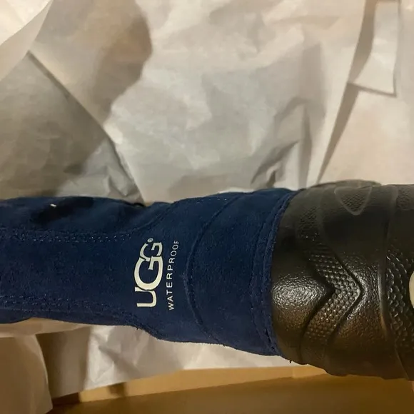 UGG Ludvig Boys Waterproof Snow Boots (1018190K) – Navy Suede, Youth Size 3