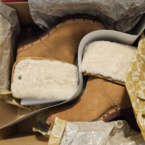 UGG Lynnea shearling fold over honey suede ankle boots