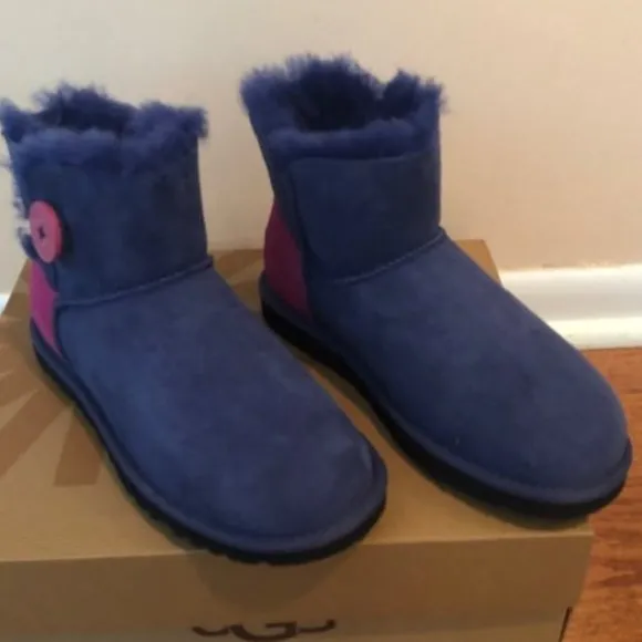UGG Mini Bailey Button Shearling Boots. Size: 5