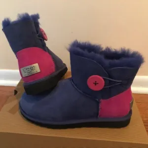 UGG Mini Bailey Button Shearling Boots. Size: 5