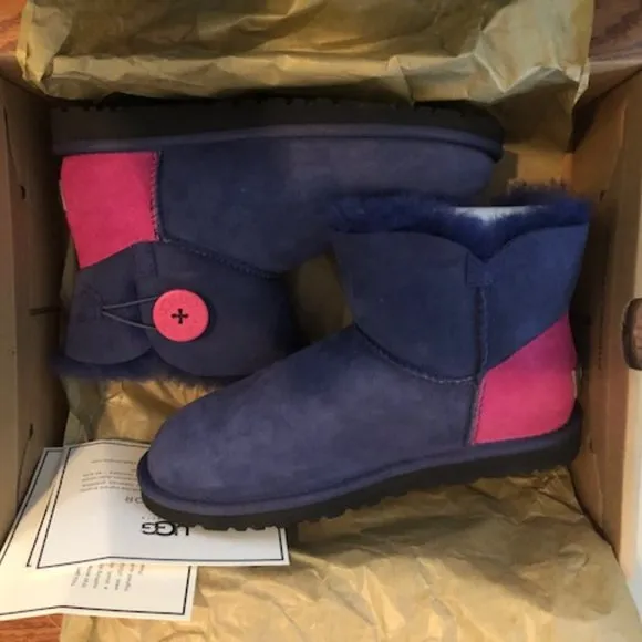UGG Mini Bailey Button Shearling Boots. Size: 5