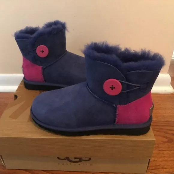 UGG Mini Bailey Button Shearling Boots. Size: 5
