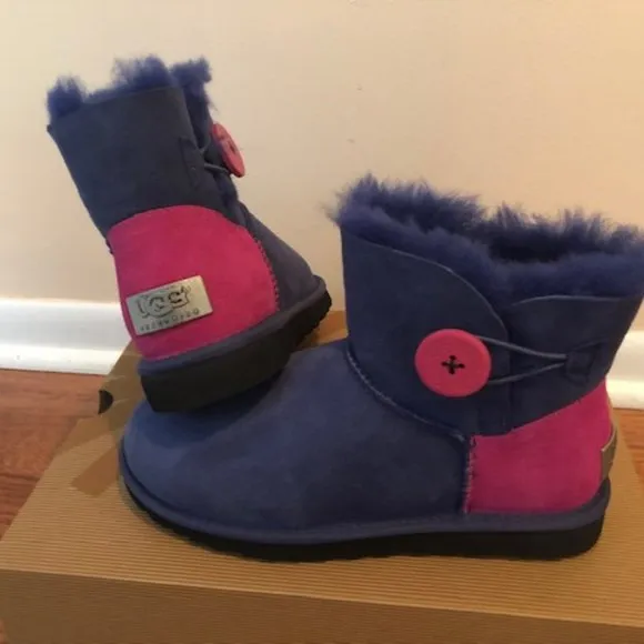 UGG Mini Bailey Button Shearling Boots. Size: 5