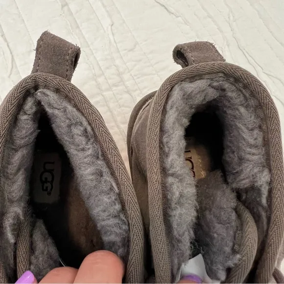 UGG UGGS Gray Lace up boots shearling lined size 6