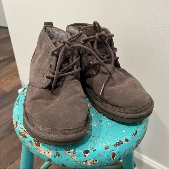 UGG UGGS Gray Lace up boots shearling lined size 6