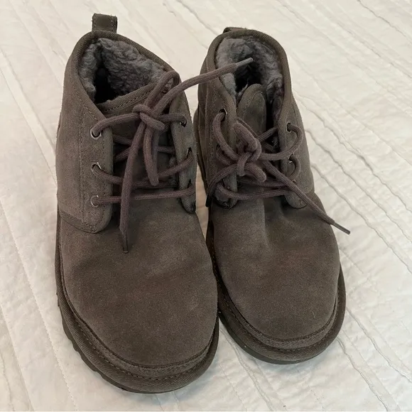 UGG UGGS Gray Lace up boots shearling lined size 6