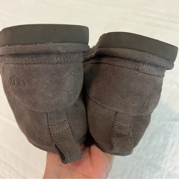 UGG UGGS Gray Lace up boots shearling lined size 6