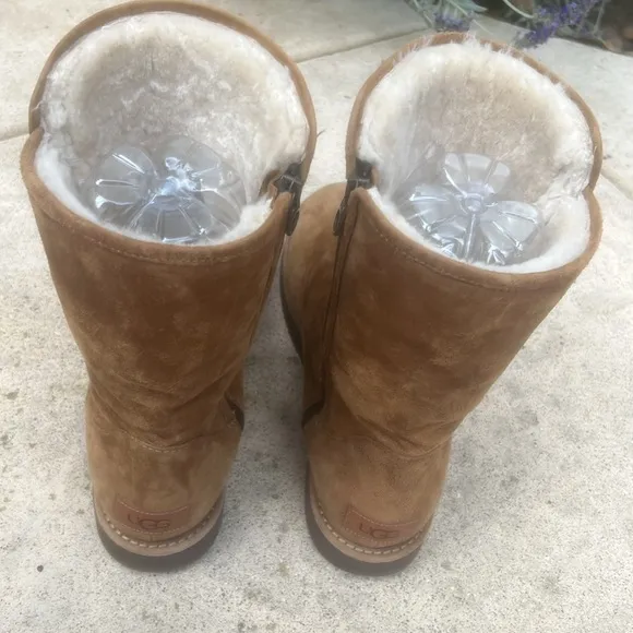 UGG Women's Abree Short Tan Side Zipper Shearling Lined Boots Size 10