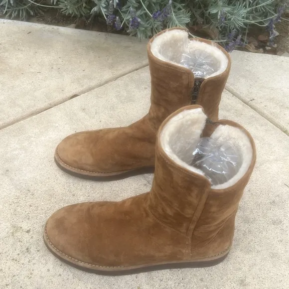 UGG Women's Abree Short Tan Side Zipper Shearling Lined Boots Size 10