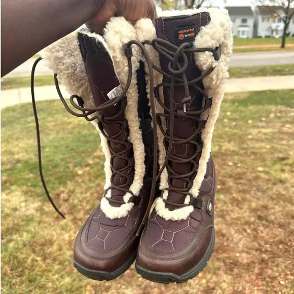 UGG Women's Capstone Quilted Brown Leather Sheepskin Waterproof Boots Size 7