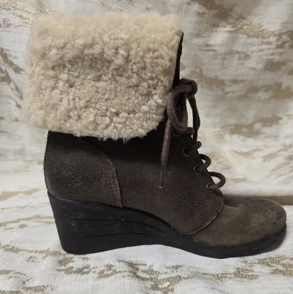 UGG Women’s Zea Chocolate Brown Wedge Ankle Shearling Boots Size 7