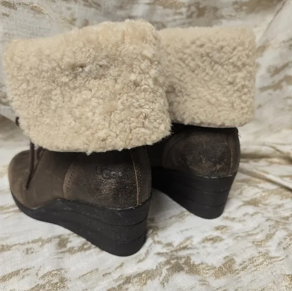 UGG Women’s Zea Chocolate Brown Wedge Ankle Shearling Boots Size 7