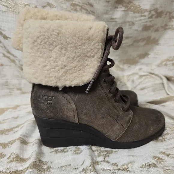 UGG Women’s Zea Chocolate Brown Wedge Ankle Shearling Boots Size 7