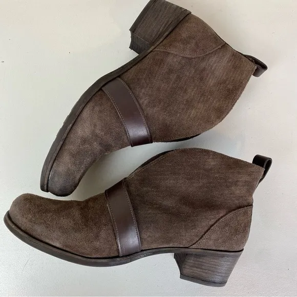 UGG Wright Belted Shearling Dark Brown Suede Ankle Boots Sz 11 Sheepskin Lining
