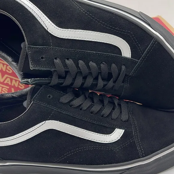 Vans Men’s Black and White Sneakers Old SkoolMetallic BlackVN000CT8BMA