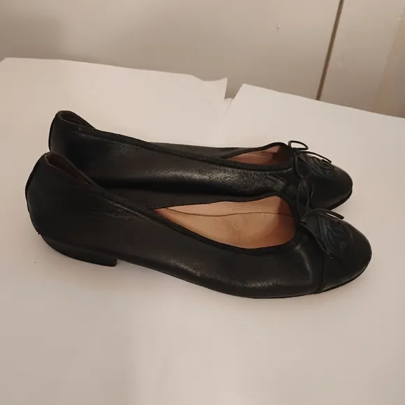 Vintage Chanel Ballet Flats Iconic Cap Toe Leather 37.5 Fair