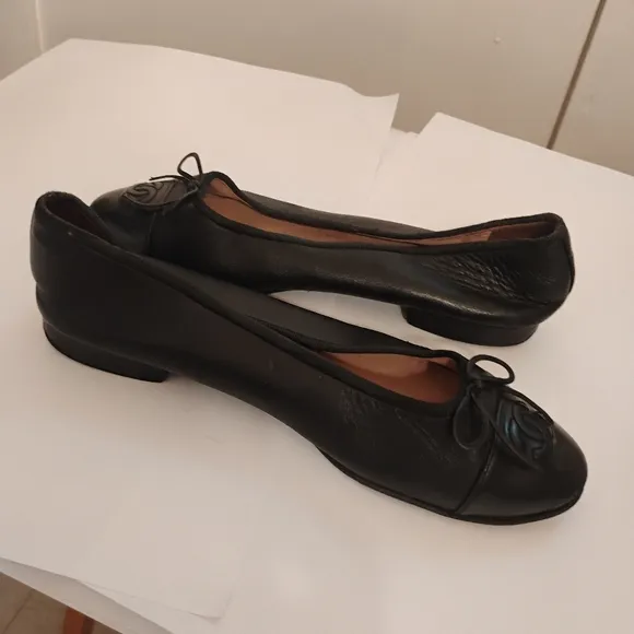 Vintage Chanel Ballet Flats Iconic Cap Toe Leather 37.5 Fair