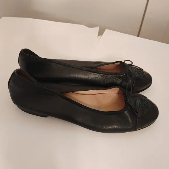 Vintage Chanel Ballet Flats Iconic Cap Toe Leather 37.5 Fair