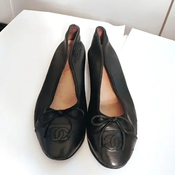 Vintage Chanel Ballet Flats Iconic Cap Toe Leather 37.5 Fair