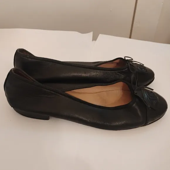 Vintage Chanel Ballet Flats Iconic Cap Toe Leather 37.5 Fair