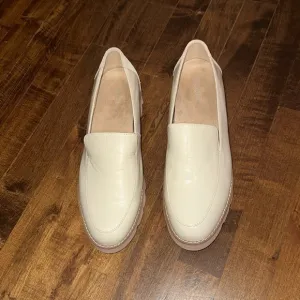 Vionic NWOT Kensley Crinkle cream patent leather loafers, 8.5