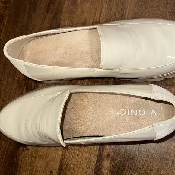 Vionic NWOT Kensley Crinkle cream patent leather loafers, 8.5