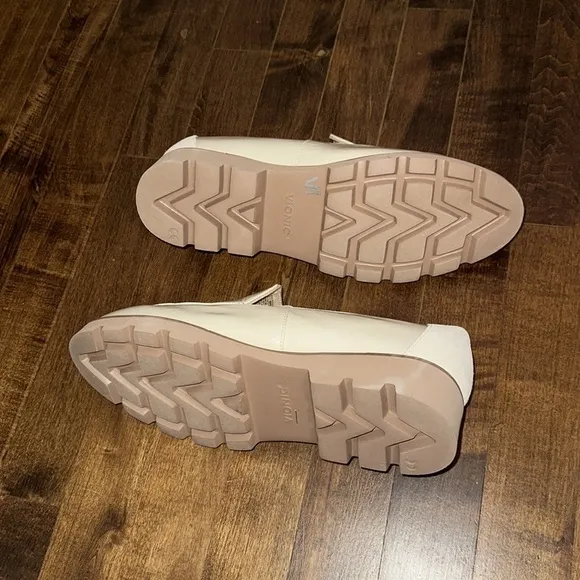 Vionic NWOT Kensley Crinkle cream patent leather loafers, 8.5