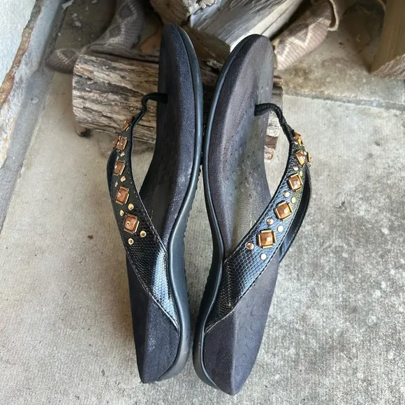 VIONIC Rest Floriana Black toe post Sandals w/Eye-Catching Beaded Design Sz-6. N
