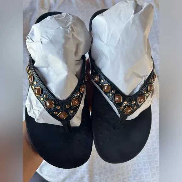 VIONIC Rest Floriana Black toe post Sandals w/Eye-Catching Beaded Design Sz-6. N
