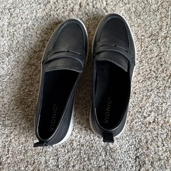 Vionic UPTOWN LOAFER in Black Leather size 9.5