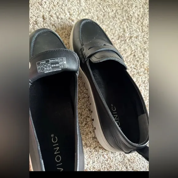 Vionic UPTOWN LOAFER in Black Leather size 9.5