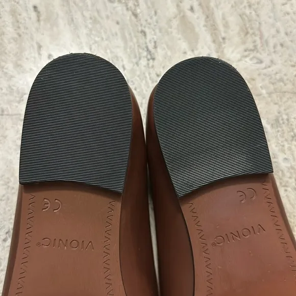 VIONIC WILLA SLIP ON FLAT BROWN LEATHER LOAFERS Sz  7.5 Arch Support. Cushioning