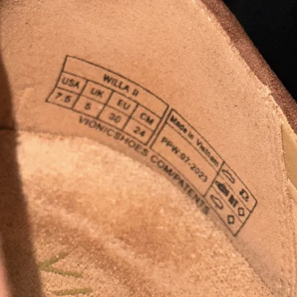 VIONIC WILLA SLIP ON FLAT BROWN LEATHER LOAFERS Sz  7.5 Arch Support. Cushioning