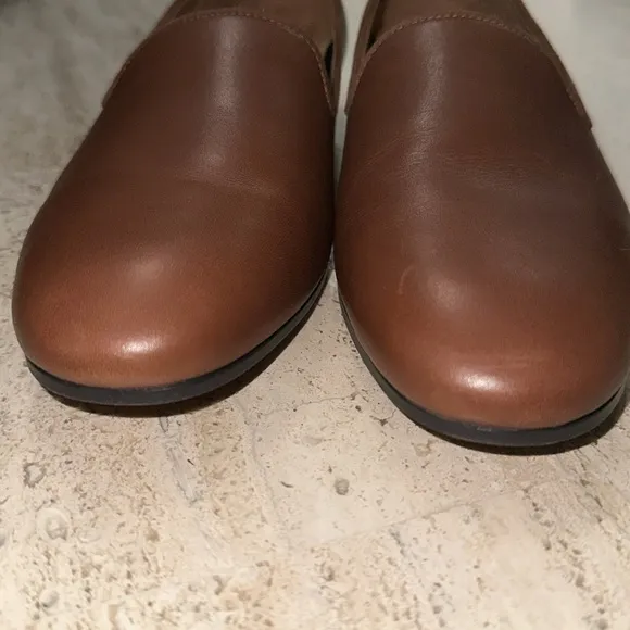VIONIC WILLA SLIP ON FLAT BROWN LEATHER LOAFERS Sz  7.5 Arch Support. Cushioning